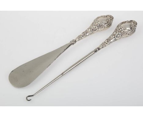AN EDWARDIAN SILVER HANDLED SHOE HORN AND MATCHING BUTTON HOOK, BUTTON HOOK 29MM L, BY W I BROADWAY &amp; CO, BIRMINGHAM 1905
