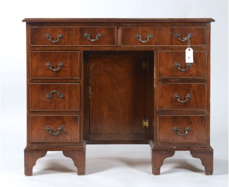 A REPRODUCTION MAHOGANY KNEEHOLE DESK, LATE 20TH C, IN GEORGE III STYLE, THE RECTANGULAR TOP WITH INSET GILT TOOLED BROWN LEA