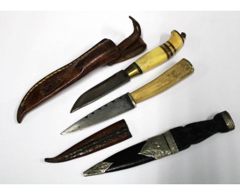Skean Dhu and two short hunting knives (3) 