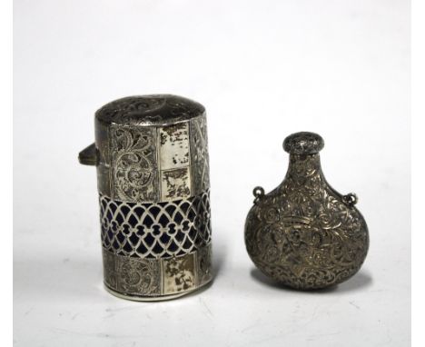 Edwardian silver gilt scent bottle / smelling salts jar, with hinged cover and pierced and a blue glass liner, compete with i