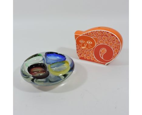 A Carltonware orange cat money box, 11cm tall, together with an Italian coloured glass dish