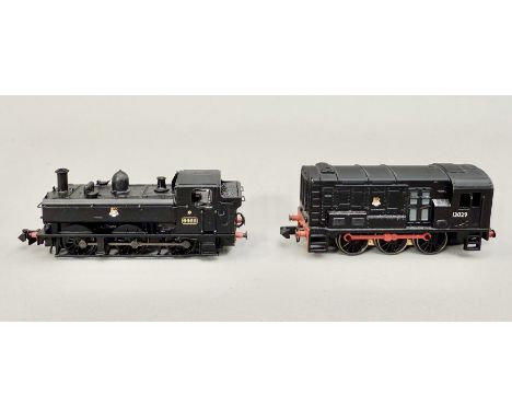 A small group of N gauge model railway locomotives and wagons - comprising a Bachmann 0-6-0 pannier tank loco, BR black 6422 