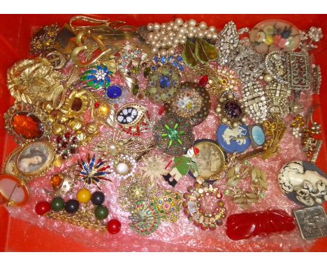 A tray of mainly vintage brooches. 
