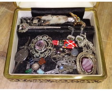 Assorted vintage costume jewellery comprising Celtic, including silver etc. 