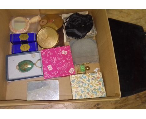 A collection of vintage compacts to include musical Kiju &amp; Stratton etc. 