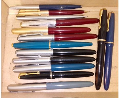 A tray of vintage Parker pens and pencils including two fountain pens with 14K nibs.