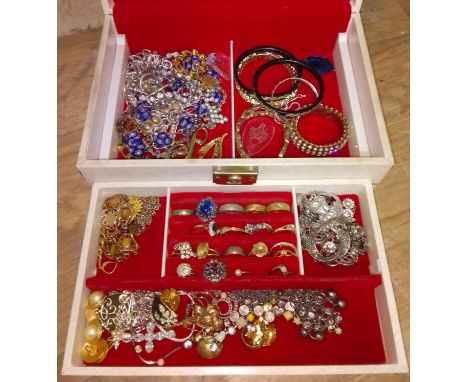 A jewellery box and contents comprising mainly vintage costume jewellery, rings, bracelets etc. 