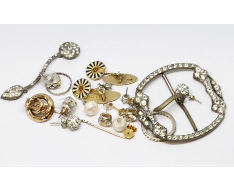 A mixed lot of assorted jewellery including a pair of hallmarked silver gilt cufflinks, a Victorian yellow metal stick pin wt