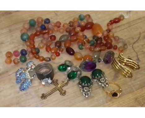 Assorted vintage costume jewellery including chalcedony beads, a gilt metal orthodox cross, a ring marked 'Heirmann' etc. 