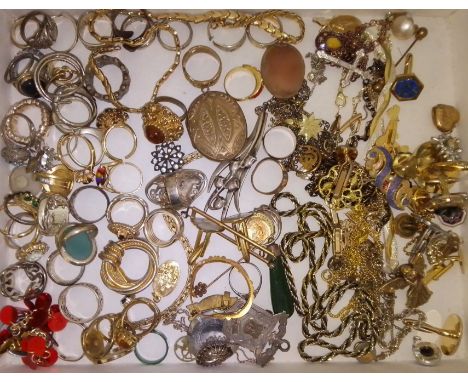 A tray of assorted antique and vintage costume jewellery. 