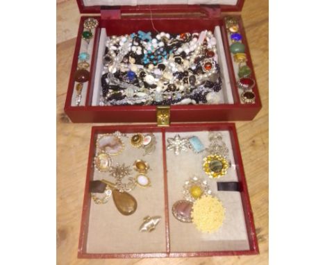 A jewellery box and contents comprising mainly vintage costume jewellery, brooches, rings etc. 