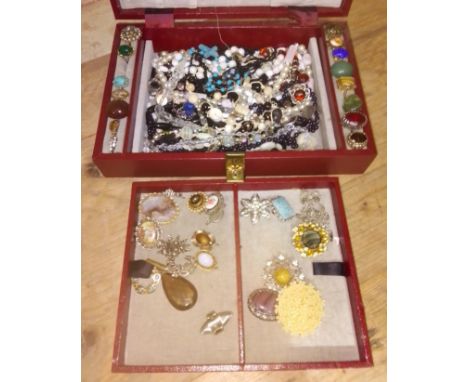 A jewellery box and contents comprising mainly vintage costume jewellery, brooches, rings etc. 