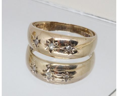 A hallmarked 9ct gold three stone ring, gross wt. 1.3g, size K. 