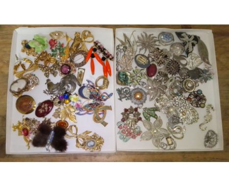 Two trays of vintage costume brooches. 