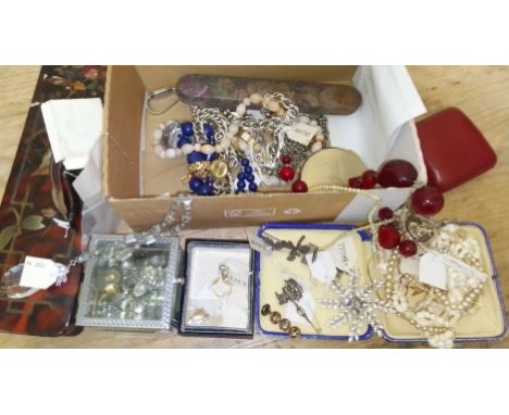 A box of assorted antique and vintage costume jewellery. 