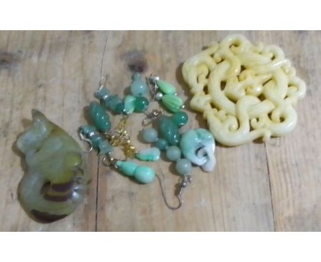 A mixed lot of carved hard stone including jade, netsuke, earrings, carvings. 