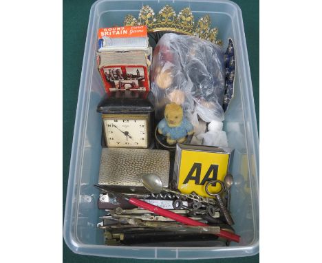 SUNDRY LOT INCLUDING TRAVEL CLOCK, AA BADGES, CHESS PIECES, ETC. 