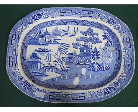 LARGE BLUE AND WHITE WILLOW PATTERN CERAMIC ASHETTE 