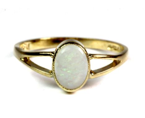 A lovely 9ct yellow gold ring set with an oval cabochon cut opal (K).