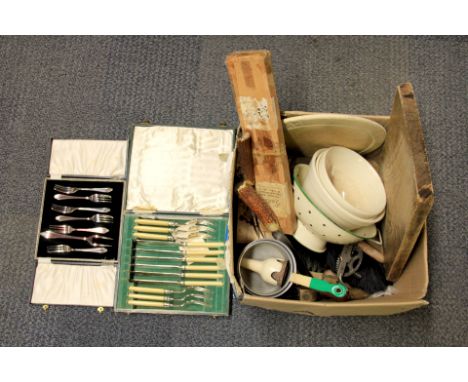 A quantity of vintage kitchenalia.