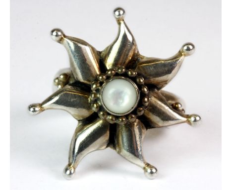 A heavy 925 silver Suarti mother of pearl set star fish shaped ring (S).