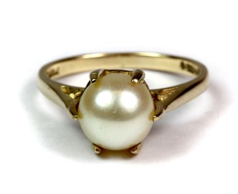 A 9ct yellow gold ring set with a cultured pearl (N).