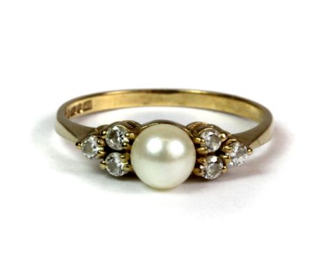 A 9ct yellow gold pearl and stone set ring (N.5).