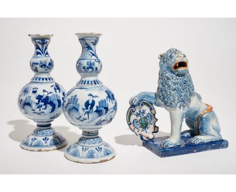 A pair of Delft style blue and white chinoiserie vases and a model of a lion with a shield, France, 19th C. H.: 23,5 cm - L.: