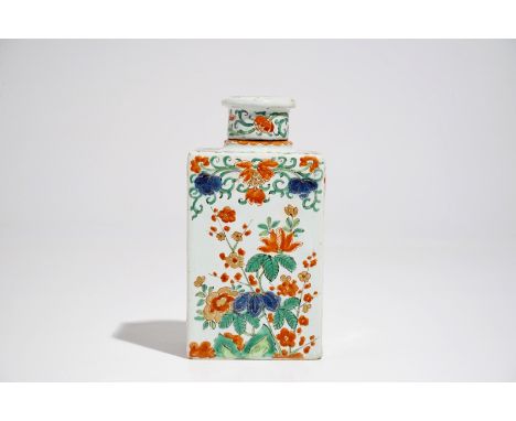 A fine Dutch Delft doré petit feu tea caddy with cover, 1st half 18th C. H.: 13 cm  Marked APK on the base for Pieter Kocx, "
