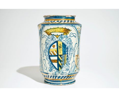 A very large armorial Italian maiolica albarello, Deruta, 17th C.g H.: 31 cmDia.: 21 cm We have more lots available for biddi