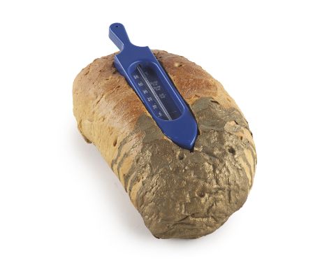 Fluxus Wolf Vostell (1932 Leverkusen - 1998 Berlin)Prager Brot. 1968. Multiple. Weizenmischbrot, partiell vergoldet, mit blau