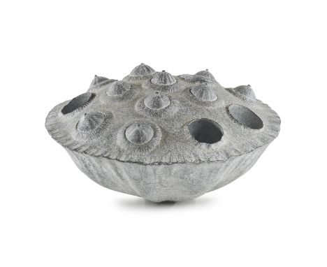 Morio Nishimura.  (1960 Tokio). Süßer Regen - Oblivion B3. 2012. Weißlich patinierte Bronze. 20 x 33 x 33 cm. Auf der Standfl