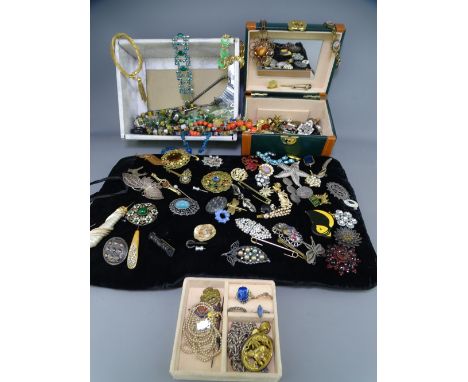 VICTORIAN &amp; LATER JEWELLERY, a quantity including French, Mizpah, Filigree and other brooches, a Millefiori bracelet, ena
