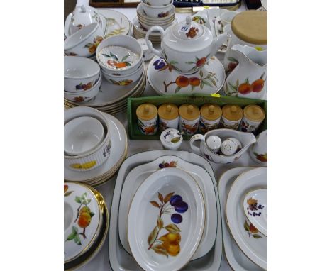 ROYAL WORCESTER &amp; EVESHAM OVEN TO TABLEWARE, approx 40 pieces