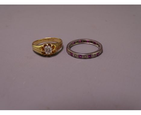 18CT GOLD DIAMOND SOLITAIRE SIGNET RING, the centre diamond having a visual estimate 0.3cts, 3.7grms total, size M and an unm
