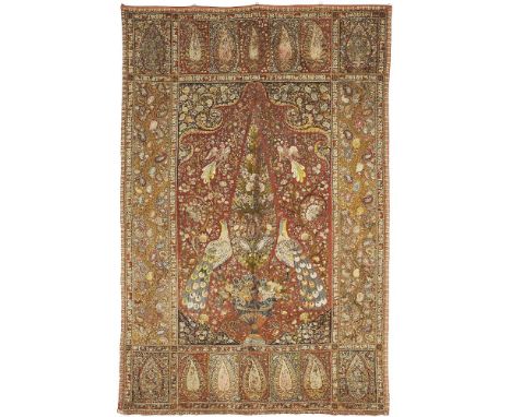 TENTURE VERTICALE INDIENNE aux fils polychromes sur toile de coton à décor, en panneau central à écoinçons, d'une abondante j