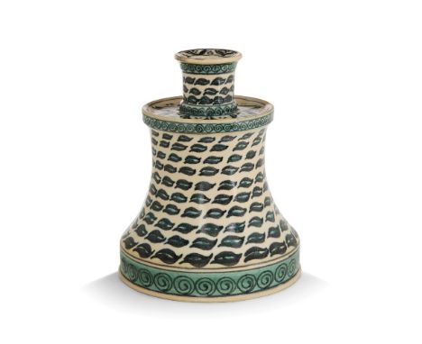 CHANDELIER DANS LE GOÛT OTTOMANen céramique la paroi décorée en camaïeu de noir et vert sur fond beige, de motifs cintamani e