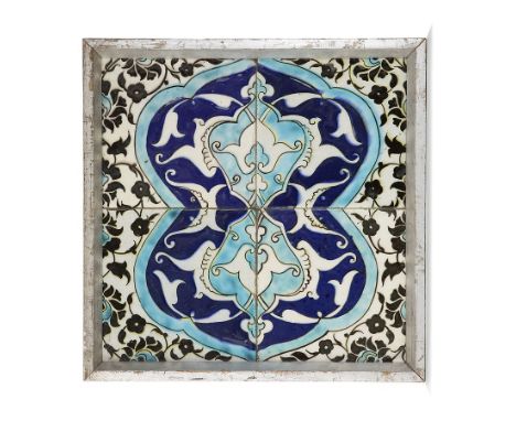 PANNEAU DE REVÊTEMENT composé de quatre carreaux en céramique siliceuse à décor peint en émaux bleu de cobalt, turquoise, et 