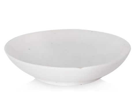 A DEHUA PORCELAIN DISH
17th/18th Century, sturdily potted with shallow rounded sides, raised on a short foot rim, covered in 