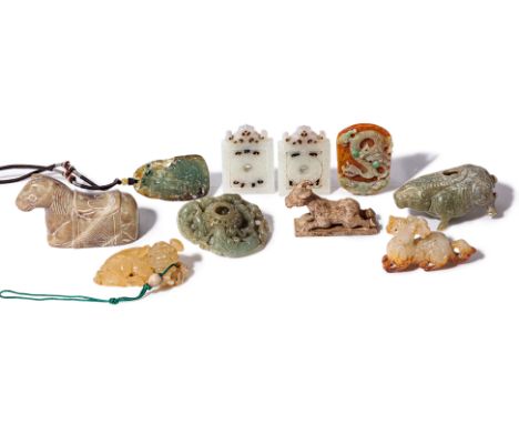 AN ASSORTED GROUP OF JADE AND STONE CARVINGS
To include a pair of pendants; a Ming style horse; various further pendants etc
