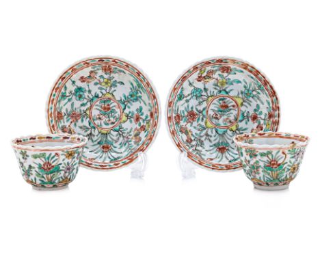 A PAIR OF ENAMELLED PORCELAIN TEA BOWLS AND SAUCERS
Fluted with shaped rim, the tea bowls decorated to the exterior with alte