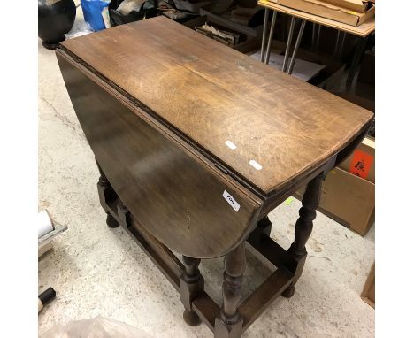 An oval gate-leg drop-leaf tea table in the 18th Century manner, 114 cm x 78 cm x 72.5 cm high