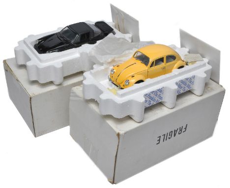 Franklin Mint 1/24 duo comprising 1988 Porsche 911 plus 1967 Volkswagen Beetle. Both look to be complete and excellent with o