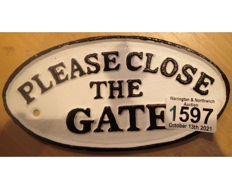 Cast iron Please Close The Gate sign, L: 18 cm. P&amp;P Group 1 (£14+VAT for the first lot and £1+VAT for subsequent lots) 
