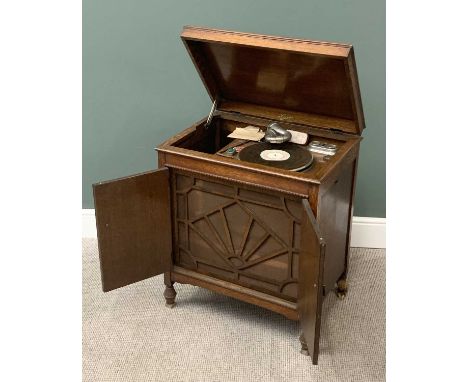 VINTAGE SELECTA GRAMOPHONE in an oak cabinet having a lift-up lid and twin lower cupboard doors exposing Art Deco style speak