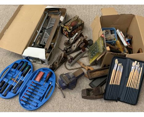 VINTAGE &amp; LATER TOOLS PARCEL to include a one ton Record bench vice, mitre saw, Stanley and other wood planes, screwdrive
