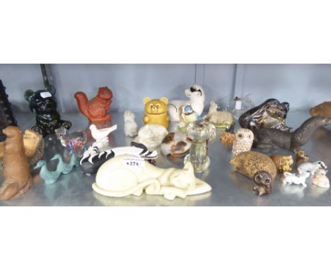 WADE WHIMSIES AND VARIOUS SMALL ANIMAL ORNAMENTS IN CERAMIC, GLASS AND RESIN (30) 