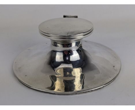 An Edwardian silver captain inkwell by Asprey & Co with a domed, hinged lid enclosing a glass liner, 4.5cm high, 10.5cm diame