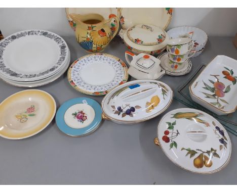 Ceramics to include 1930s tableware, Royal Worcester Evesham pattern dinner ware and other itemsLocation: A4F 