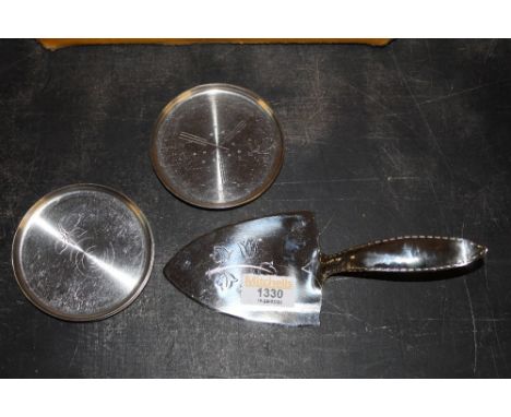 A K S I A Staybrite cake slice, engraved with flowers, 20 cm long and six ditto pin trays each 9 cm diameter
